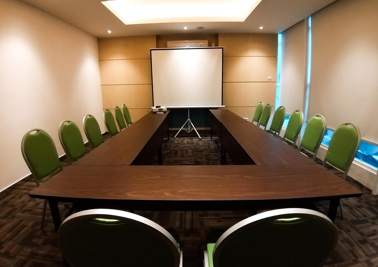 Zest Parang Raja Solo By Swiss-Belhotel International Bonorejo Extérieur photo